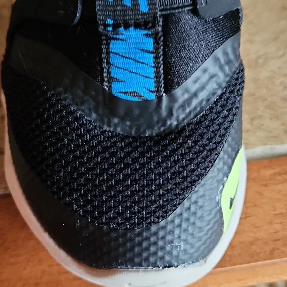 Nike boys black with yellow swoosh shoes size 7 - Picture 8 of 10